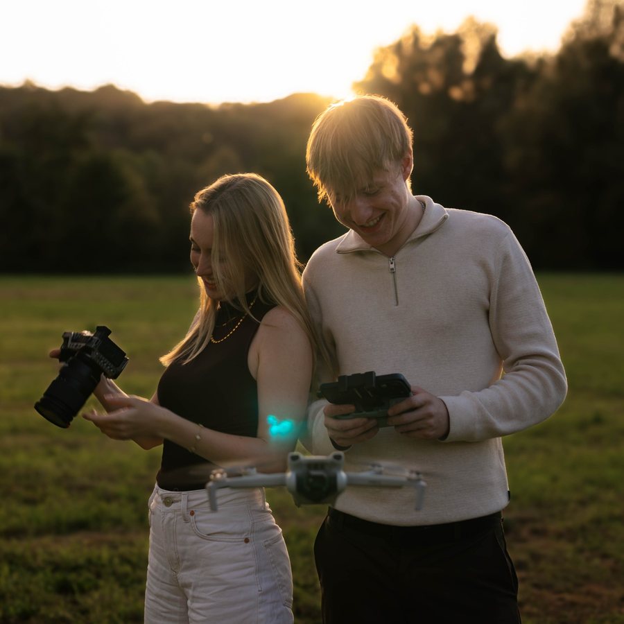 Christian und Katharina Nestler von twoLenses mit Kamera und Drohne im Abendlicht